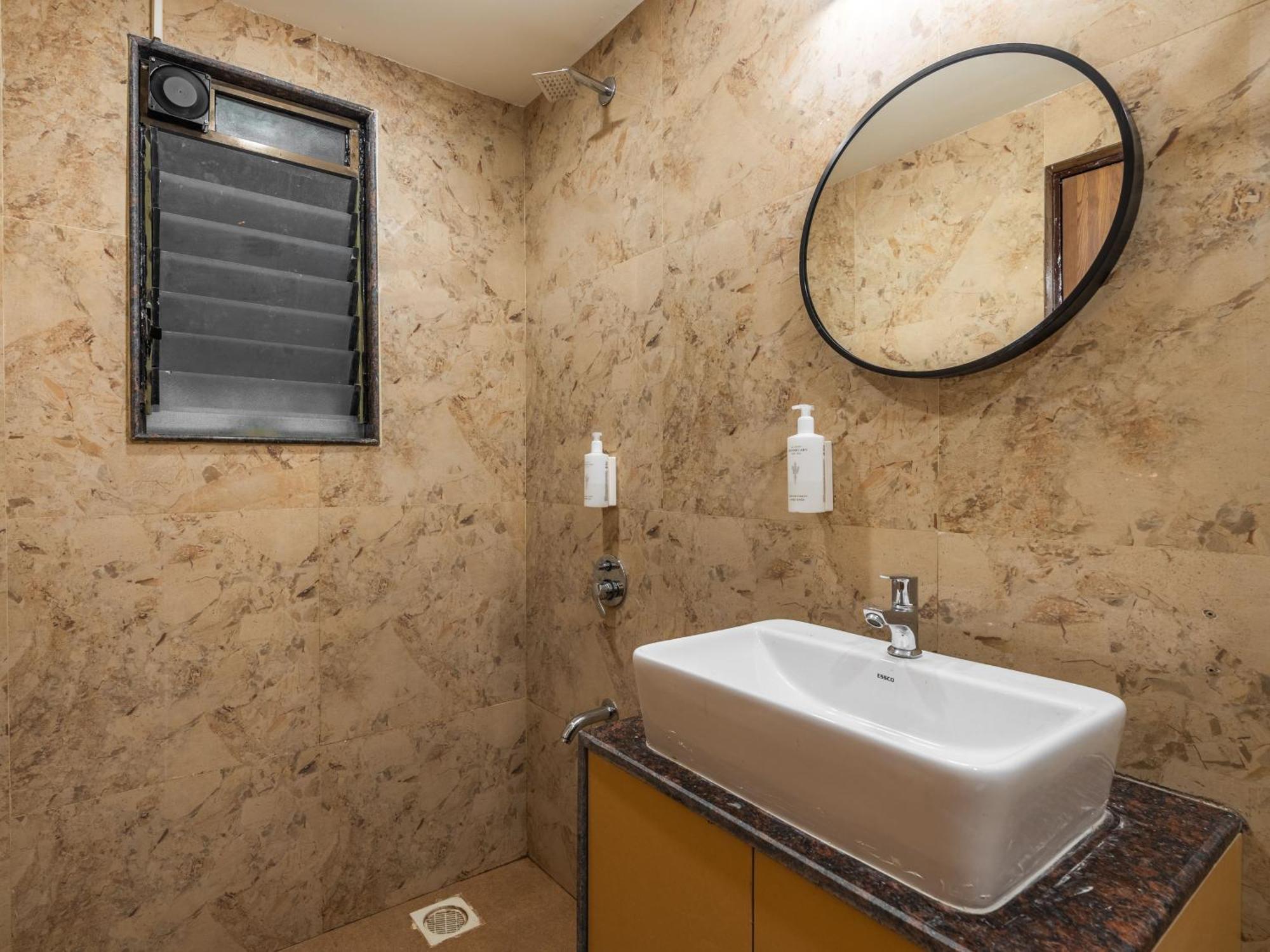The Hosteller Lonavala, City Centre Room photo
